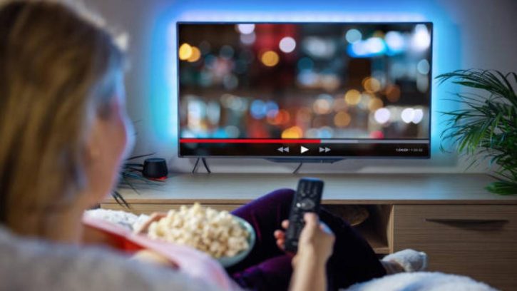 Mujer viendo series gratis para aprender inglés